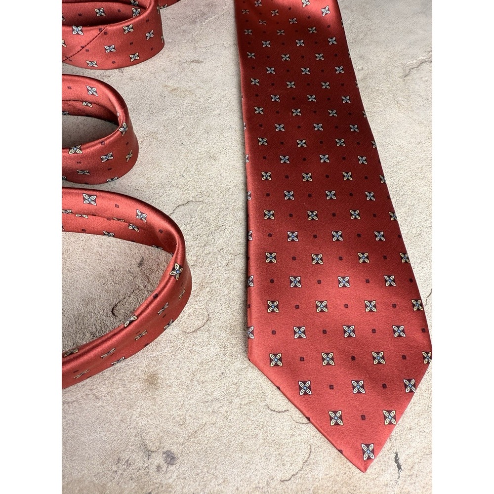 BRAND NEW Jos A Bank Made In Italy "Red Neat" Design Tie RETAILS $49.50